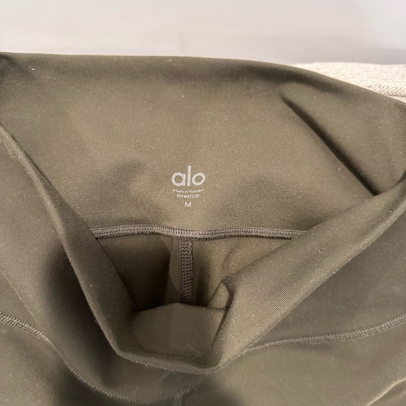 ALO Yoga pants - Picture 8 of 10